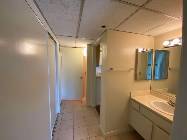 Building Photo - Spacious Condo 1 bed + 1 bath in North Hol...