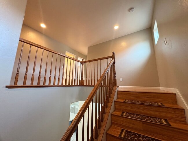 Building Photo - Lovely 5 Bedroom Home