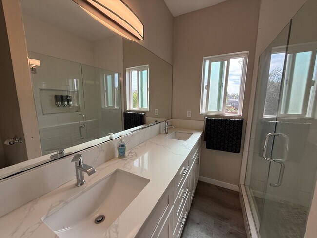 Building Photo - 4 Bed 2 Bath Home on East Falls - Popular Street Close to Campus!!!