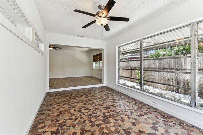 Building Photo - 610 Bosphorous Ave