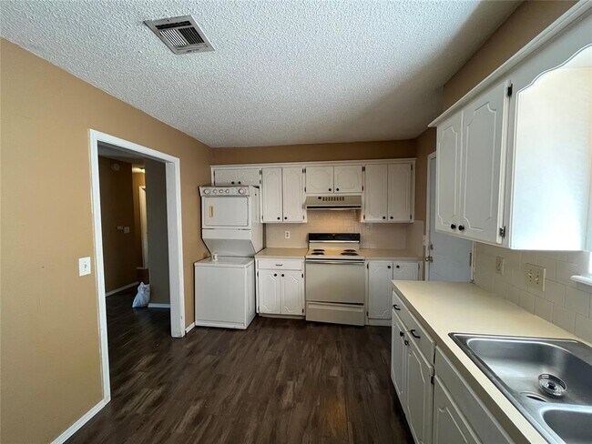 Building Photo - 829 Russell Cir