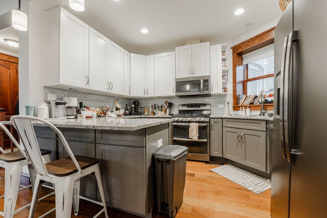 Building Photo - 1019 W Oakdale Ave