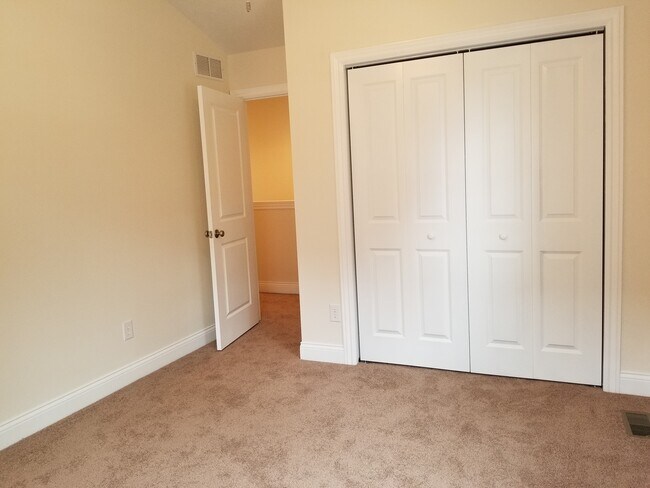 Building Photo - GREAT 3 BED 2 BATH CONDO!!!