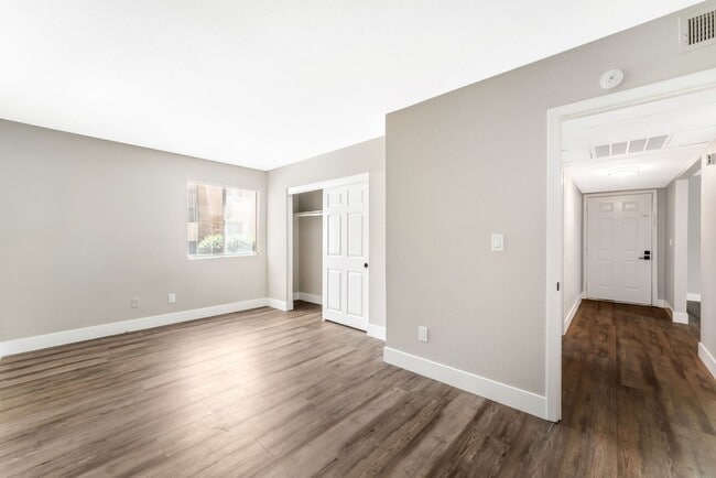 Building Photo - Modern Condo in Guard-Gated Community!