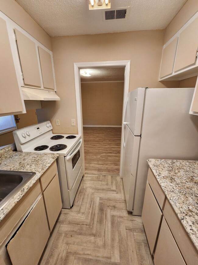 Building Photo - Comfy One Bedroom Apartment