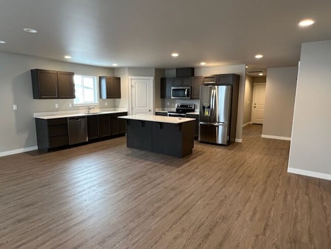 Building Photo - Luxury 3 bedroom, 2 bath home with double garage!