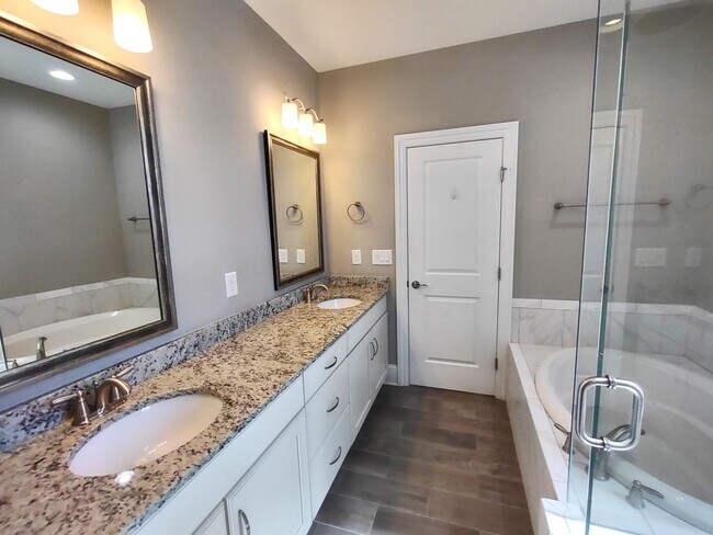 Building Photo - Luxury Townhome Available in Fairway Row C...