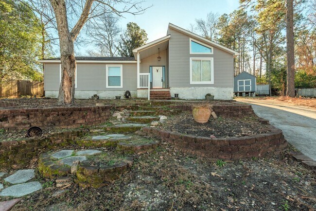 Building Photo - Fully Updated 3BR/2BA in Martinez – Vaulted Ceilings, Stone Fireplace & Fenced Yard!