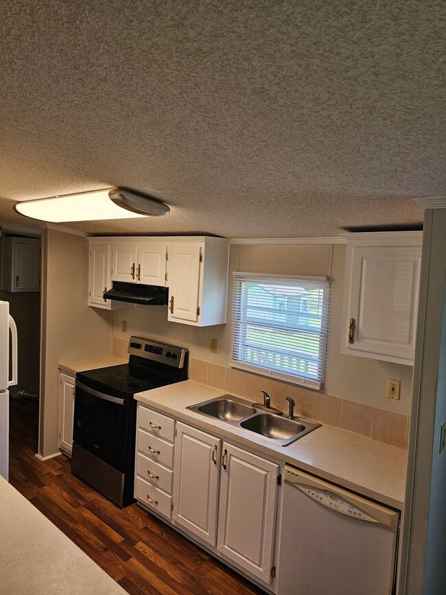Building Photo - NEW LISTING!!!!!
