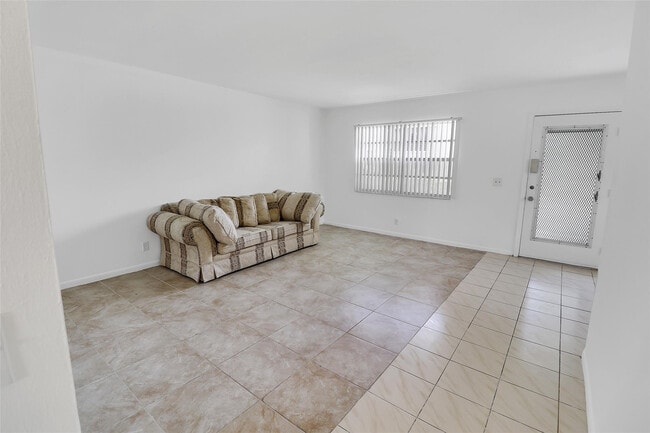 Building Photo - 580 Normandy Ln