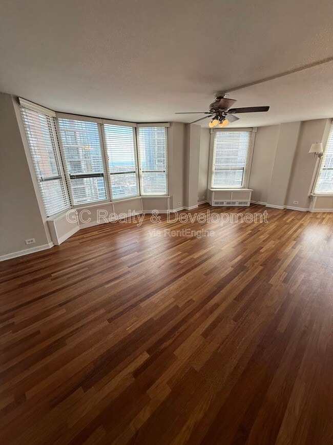 Building Photo - 899 S Plymouth Ct