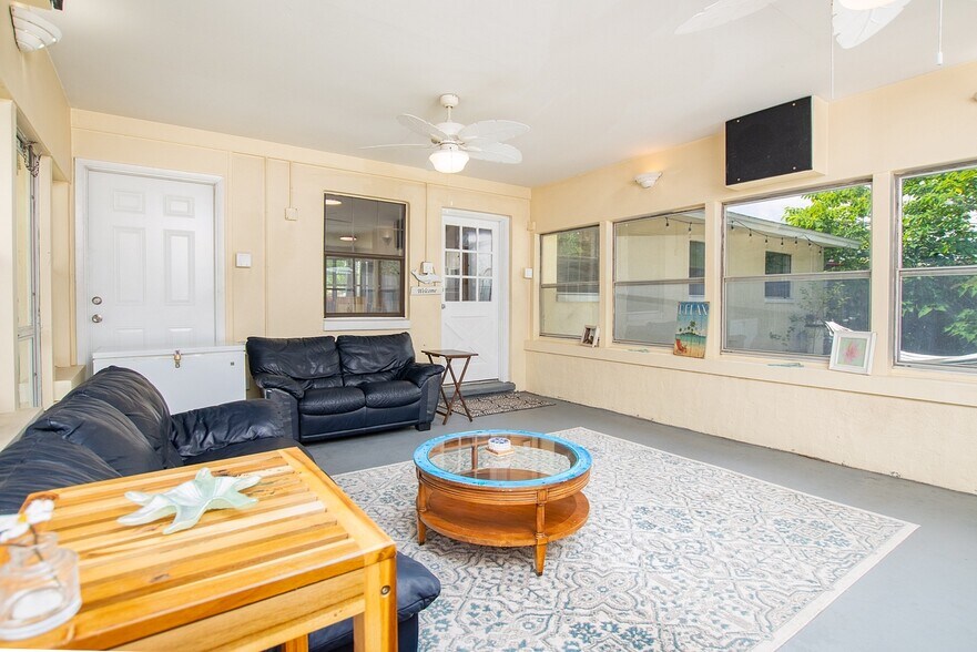 Building Photo - 2233 La Valle Dr