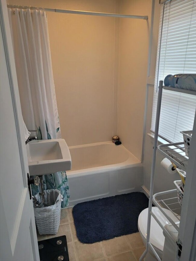 Building Photo - 1 Bedroom, 1 Bathroom Upper Duplex in Thir...