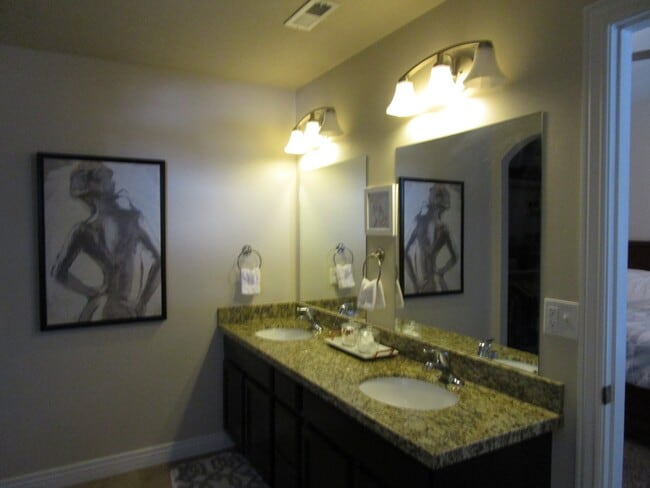 Building Photo - Beautiful 3 bed 2.5 bath Split Mountain Condo.