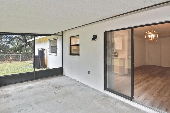 Building Photo - 1202 E 7th St