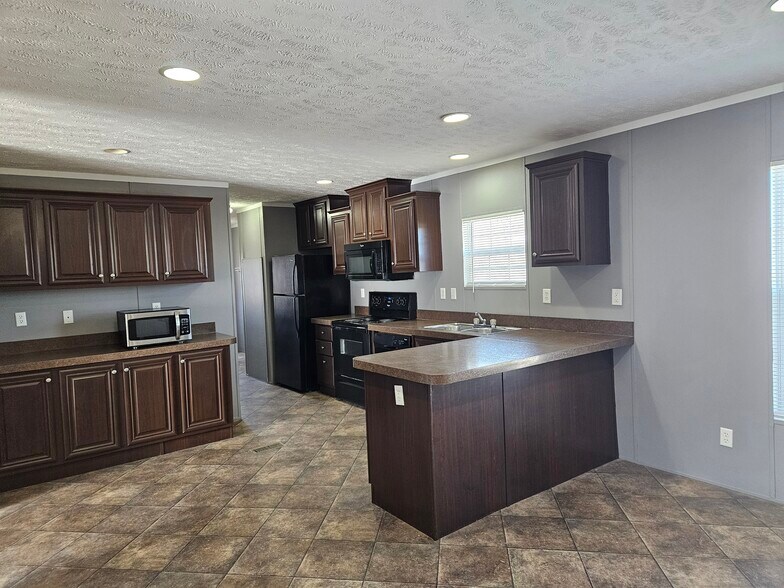 Building Photo - 64 Lynnwood Cir