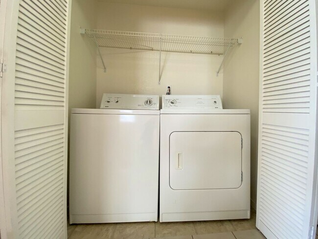 Building Photo - 2 BEDROOM 2 BATH IN NORTHWEST DOUBLE GATED GOLF COURSE COMMUNITY!