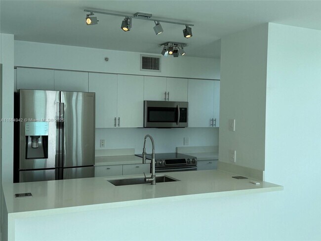 Building Photo - 1155 Brickell Bay Dr