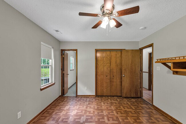 Building Photo - 304 Gaston Ct