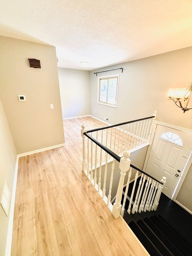 Building Photo - Newly Updated In Prime Apple Valley Neighborhood