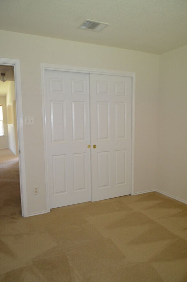 Building Photo - 3 bedroom, 2 bath house