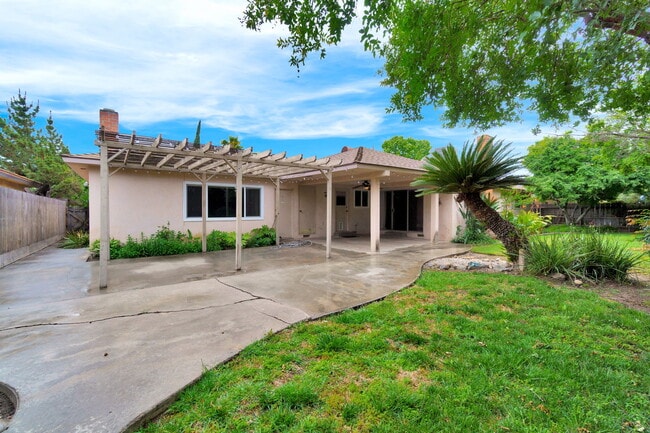 Building Photo - 1564 E Escalon Ave