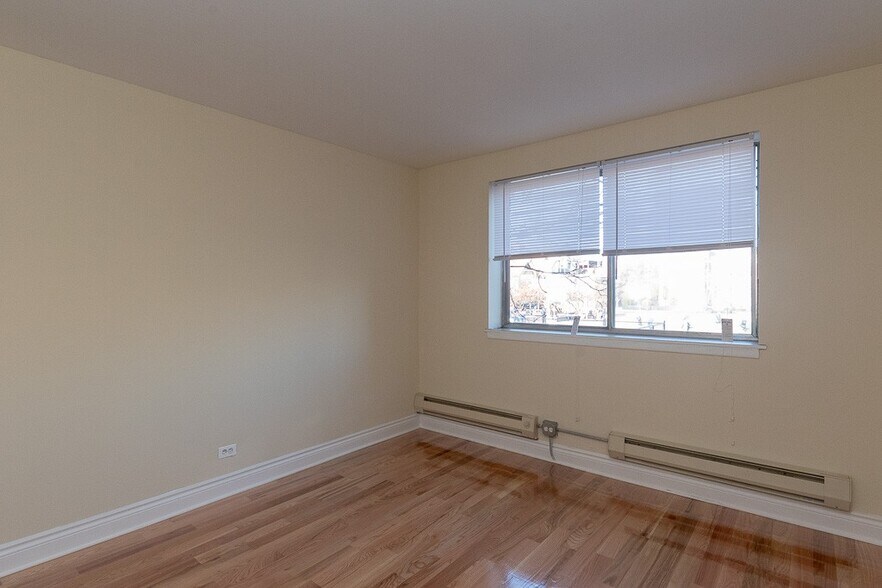 Building Photo - 659 W Wrightwood Ave