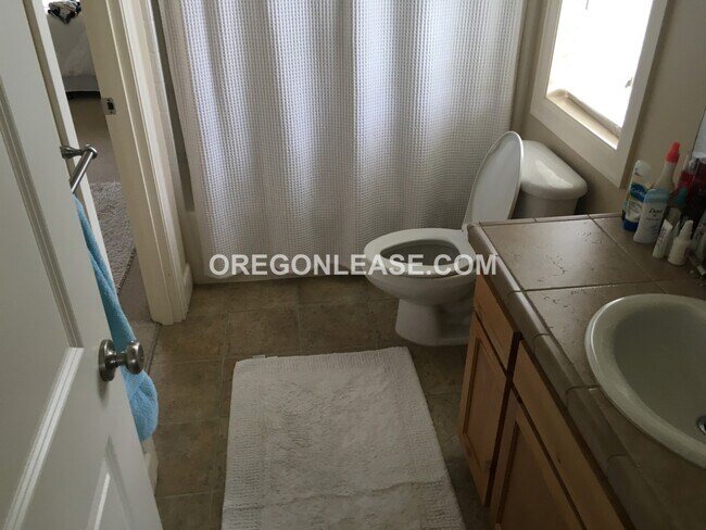 Building Photo - 3 bed 2.5 bath townhome in North Eugene