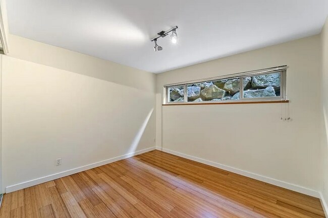 Building Photo - 2Bd/1Ba Seattle Condo