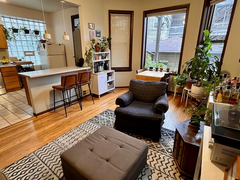 Building Photo - 906 N Oakley Blvd