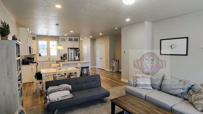 Building Photo - Great 3 Bd 2.5 Bath Townhome 2 Car Garage