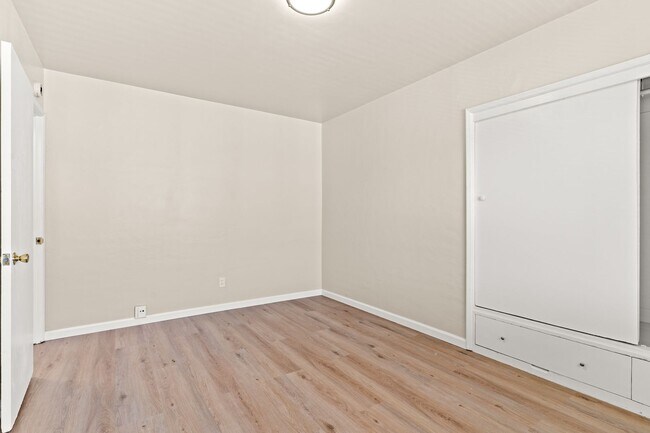Building Photo - Fully Remodeled Oakland 2 Bed w/ Off-Street Parking