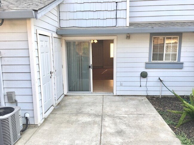 Building Photo - Tranquil 2 bed 2.5 bath Townhouse in Fairf...