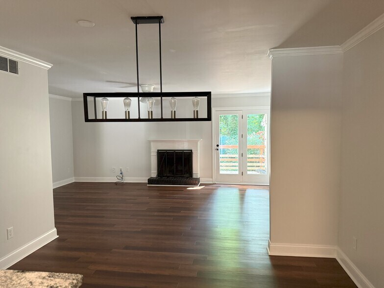Building Photo - 1337 Springlawn Ct