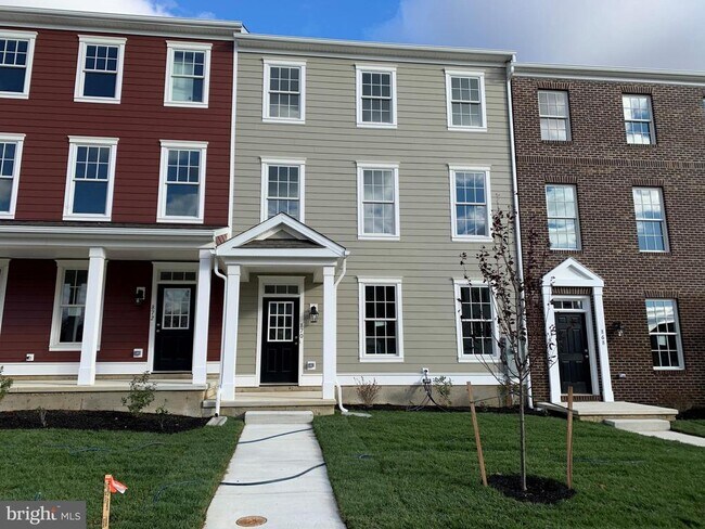 Building Photo - 870 Mapleton Ave