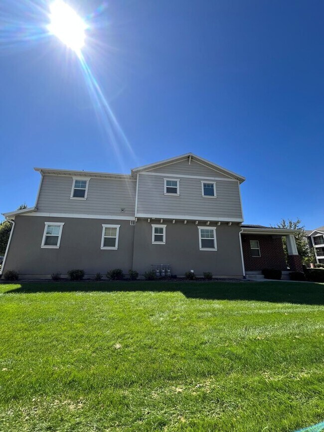 Building Photo - Spacious 3 Bed, 2.5 Bath Townhome in Pleasant Grove