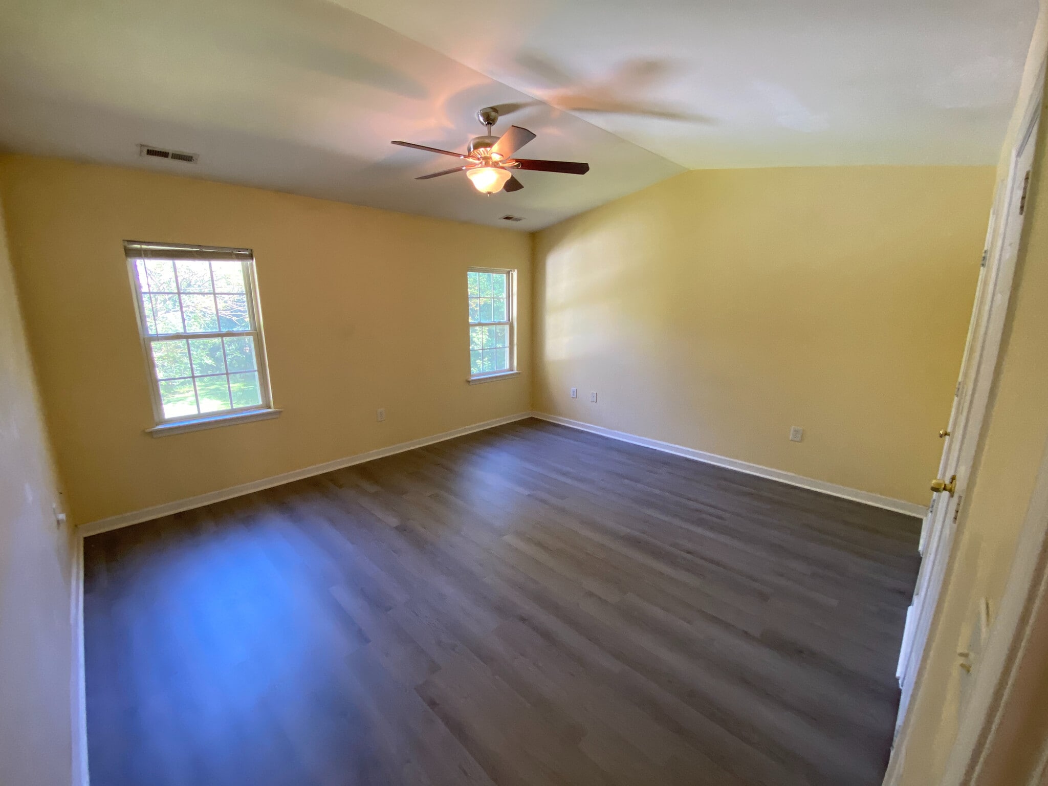 Building Photo - Room in Duplex on Lundy Dr