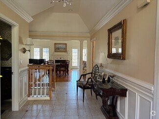 Entryway - 515 Farndale Rd