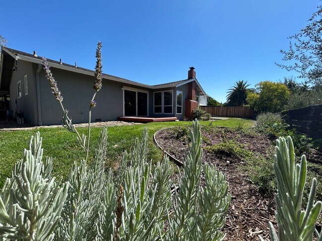 Building Photo - Recently Remodeled Single-Story 3/2 Gem in...