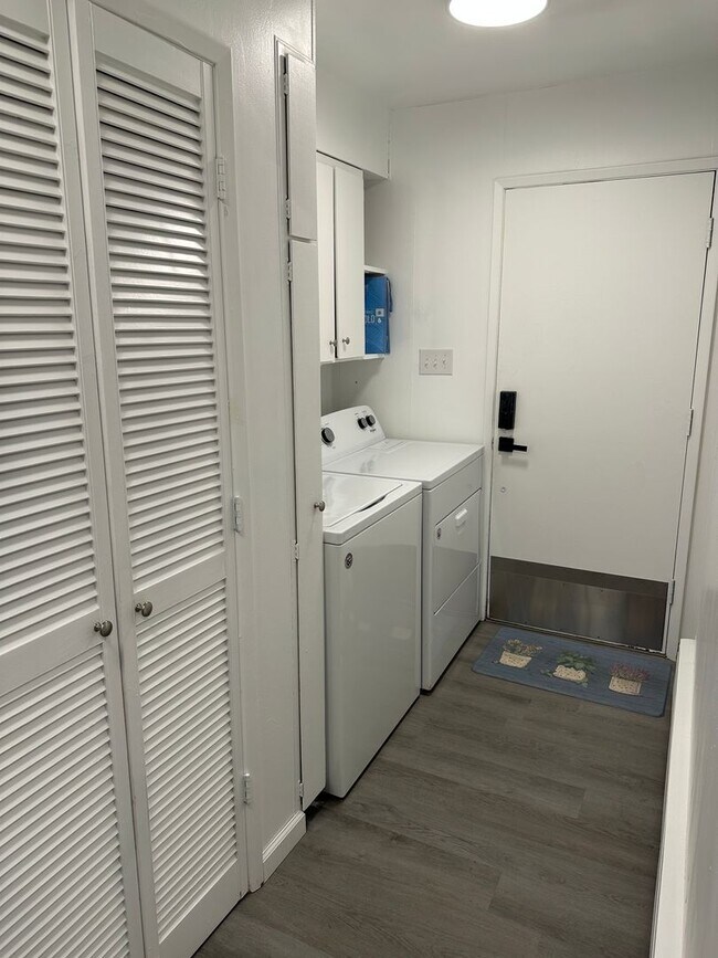 Building Photo - 521 N St