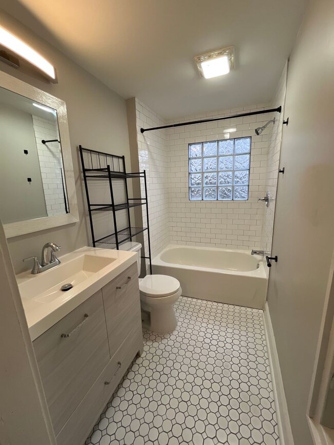 Building Photo - 665-667 Siebert St