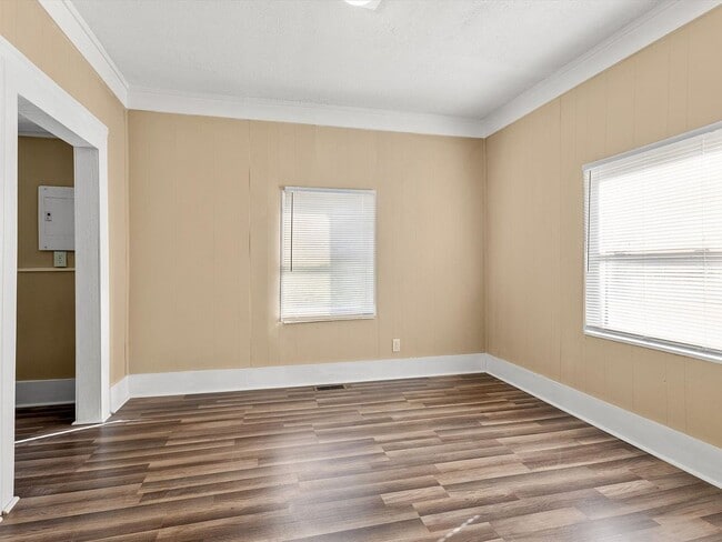 Building Photo - One Bedroom One Bath Unit Available for Im...