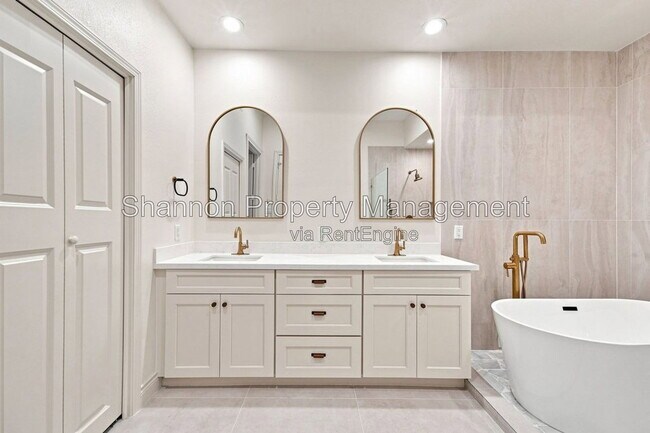 Building Photo - 9609 Pemberton Cres Dr