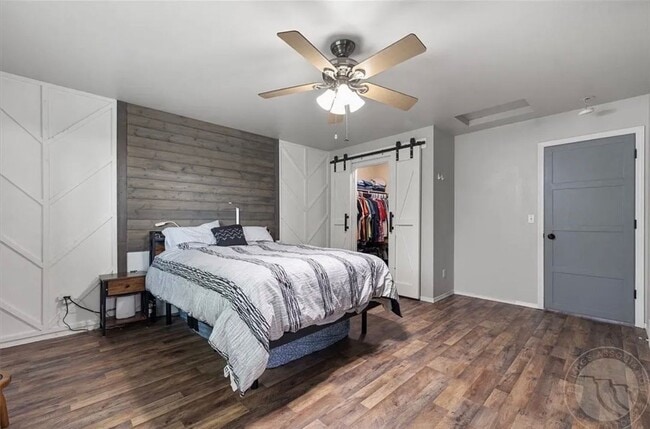 Building Photo - Spacious heights home