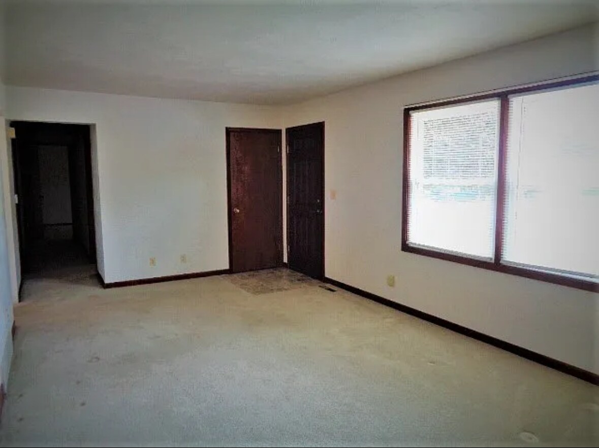 Living Room - 312 N Main St