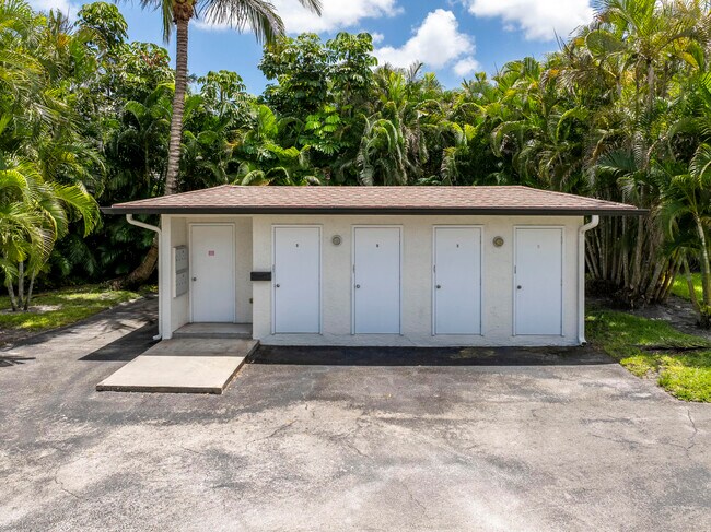 Building Photo - 551 Greensward Ln