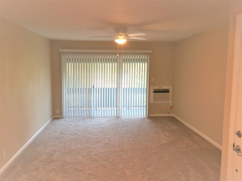 Living room - 1001 Murrieta Blvd