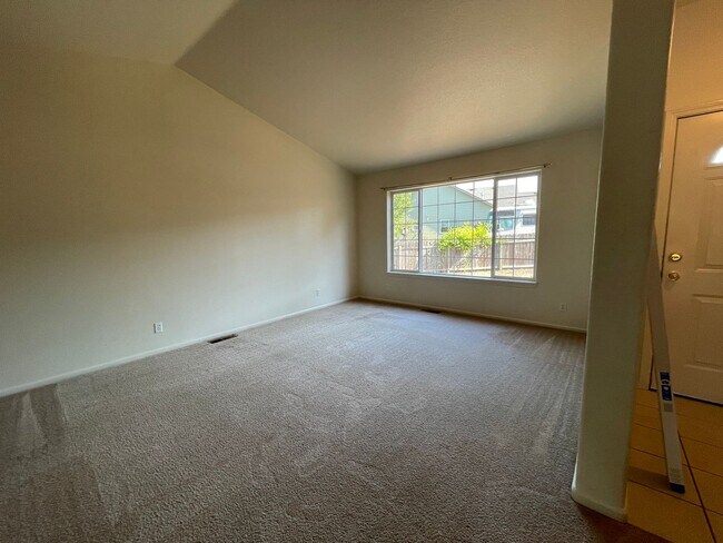 Building Photo - 205 Kit Ln