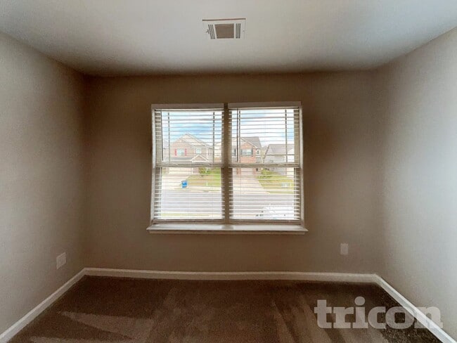 Building Photo - 120 Leland Ln