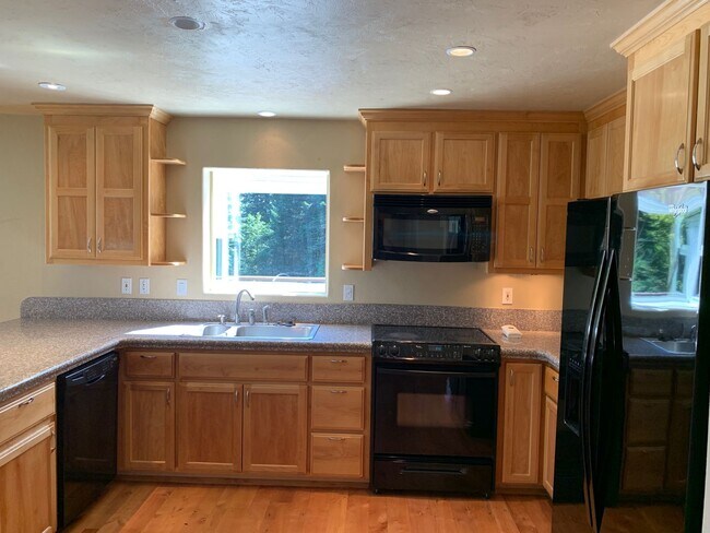 Building Photo - 5 bedroom 3 bathroom gorgeous house with v...